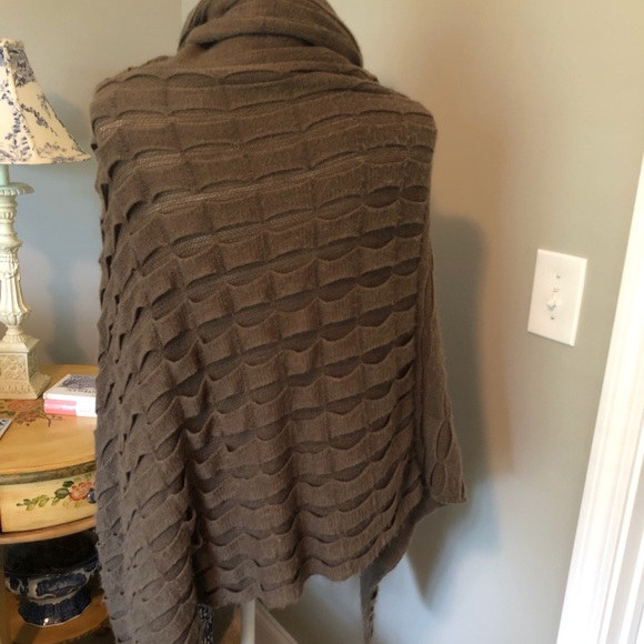 Lightweight knit ponch - Picture 5 of 8